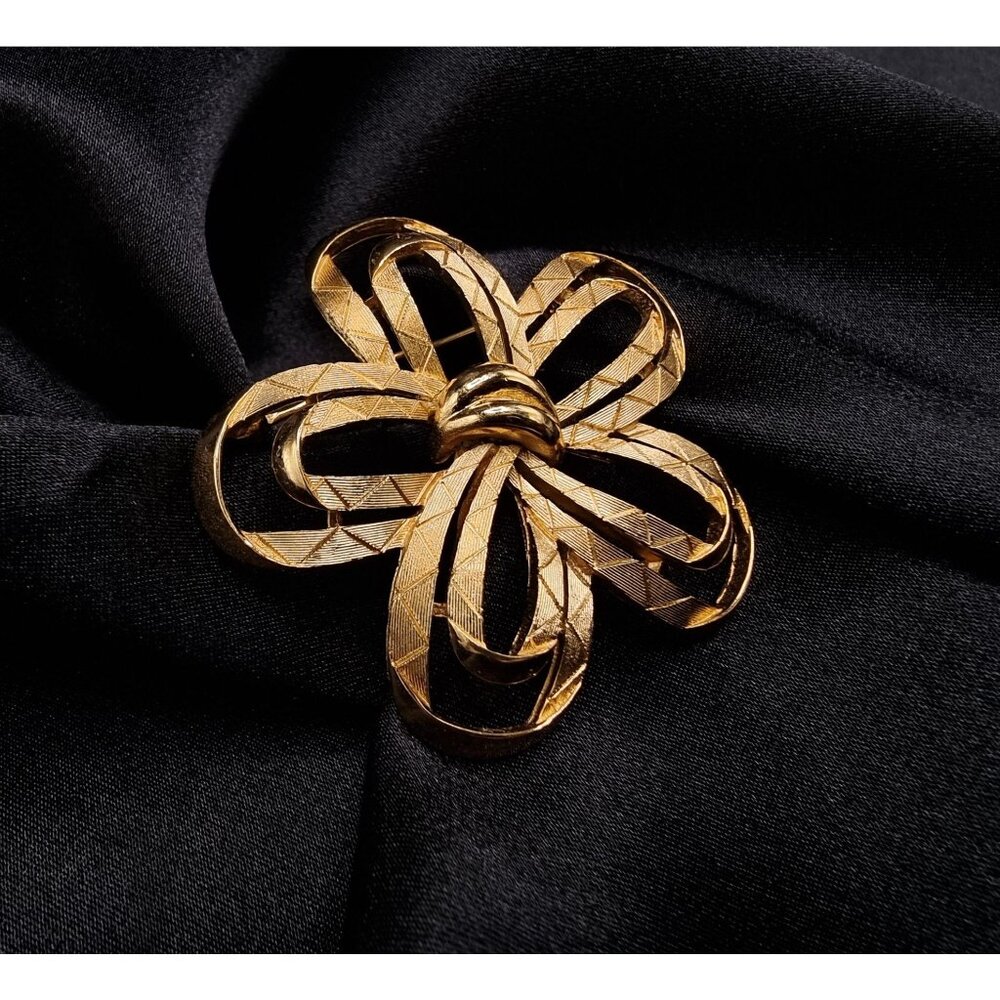 Vintage 1960s Trifari Signed Gold-Tone Flower Brooch Pin